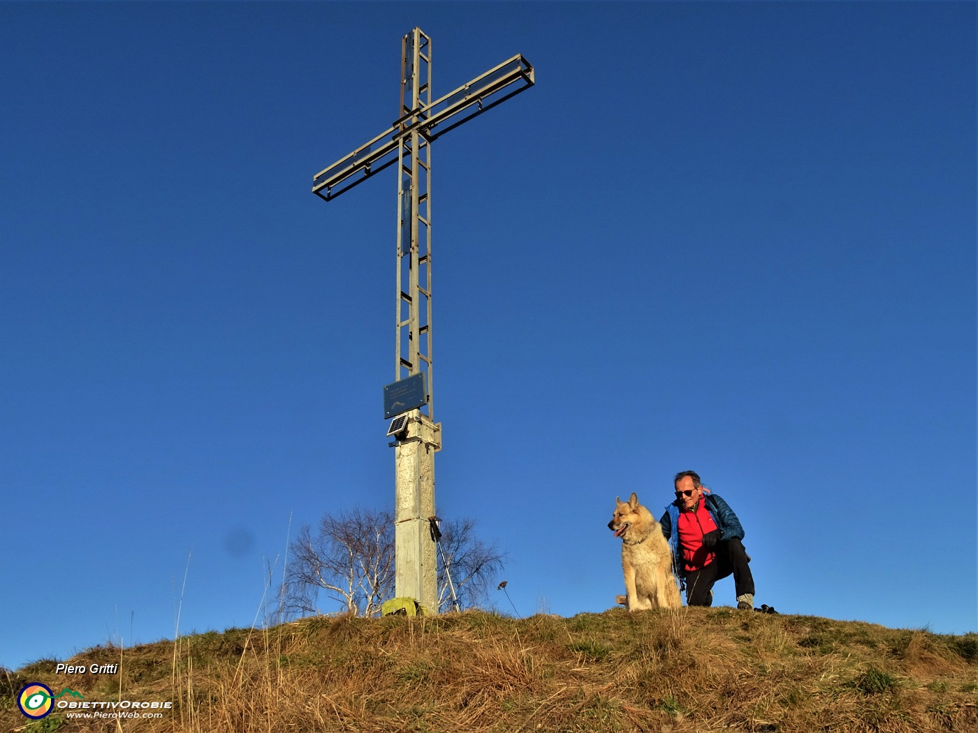 52 Alla croce di vetta del Monte Gioco (1366 m ).JPG